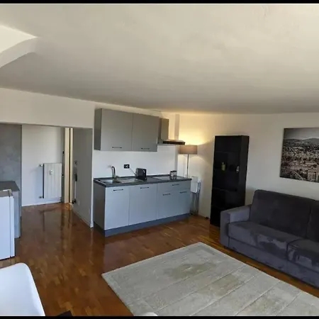 Amazing With View Near Metro Apartman